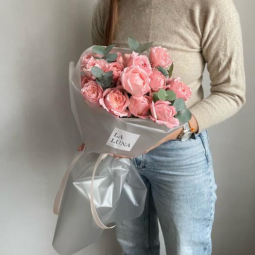 Монобукет из кустовых роз Juliette с эвкалиптом