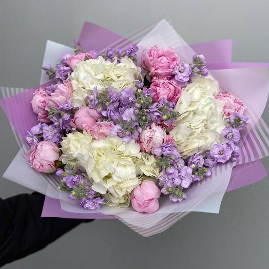 Ramo fragante con peonías y hortensias