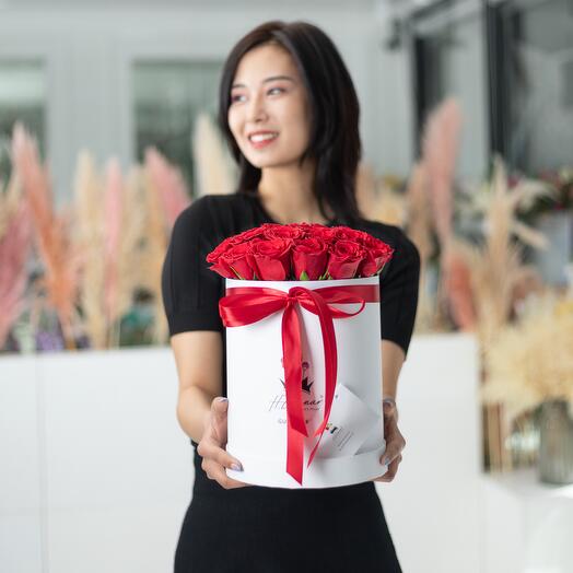 25 красных роз в белой коробке
