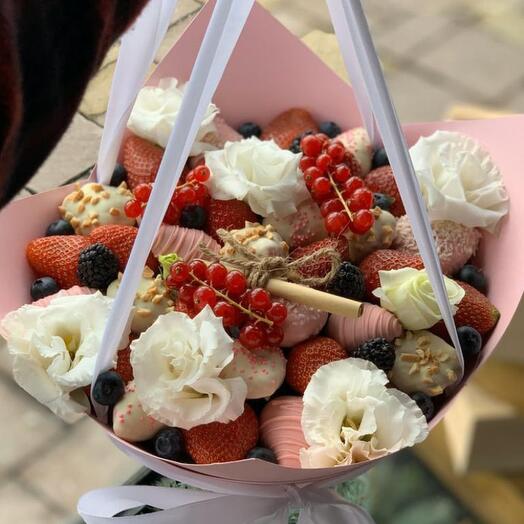 Клубничный букет «Нежность» М с лизиантусами