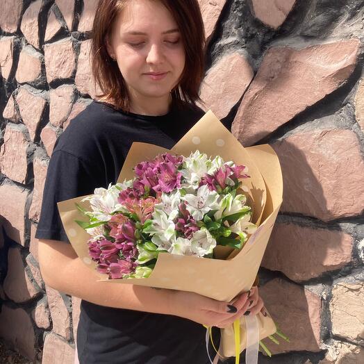 Букет из альстромерий в крафте
