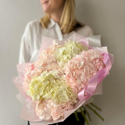 Bouquet of 9 delicate hydrangeas