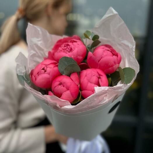 Bouquet of 5 coral peonies and eucalyptus