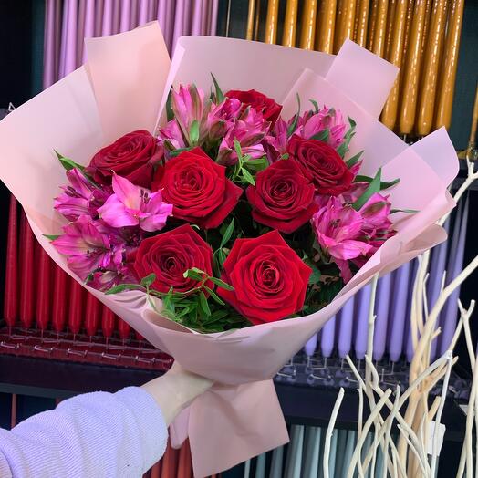Ramo de rosas y alstroemeria