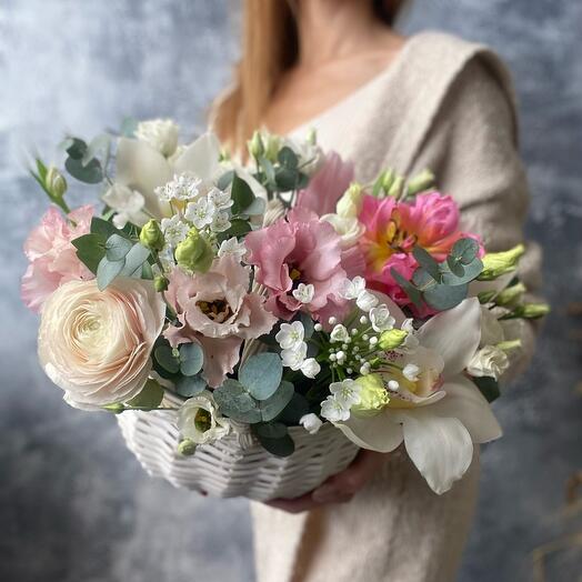 Cesta de flores de primavera