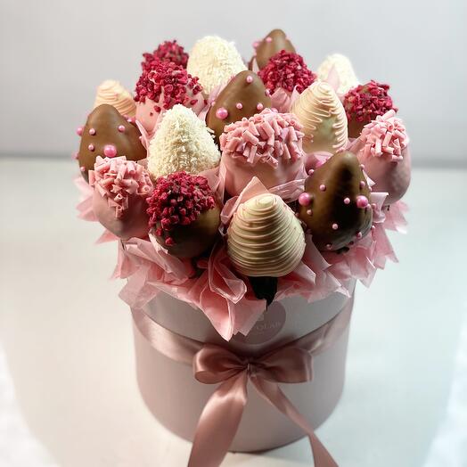 Caja de sombreros con fresas cubiertas de chocolate