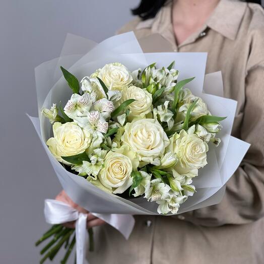 Ramo de rosas blancas y alstroemeria
