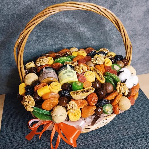 Корзина с сухофруктами, мёдом и орехами