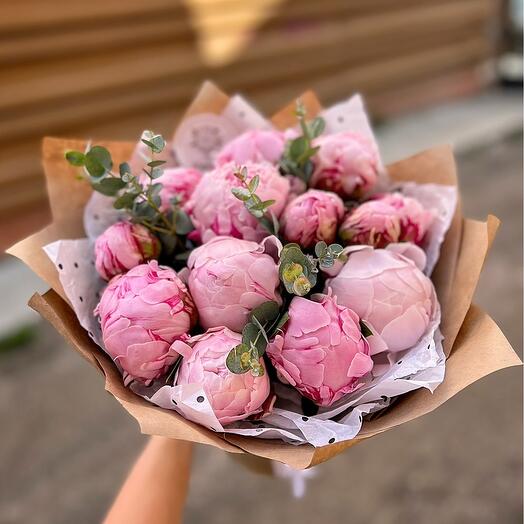 13 розовых пионов с эвкалиптом