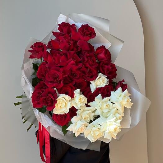 Ramo de rosas rojas y blancas