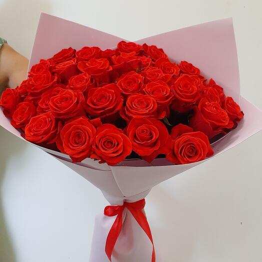 35 алых роз в упаковке🌹