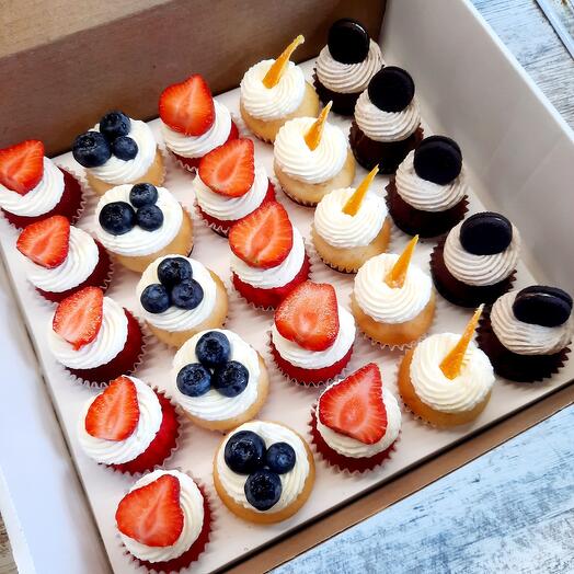 Set of mini cupcakes assorted with berries 25 pcs