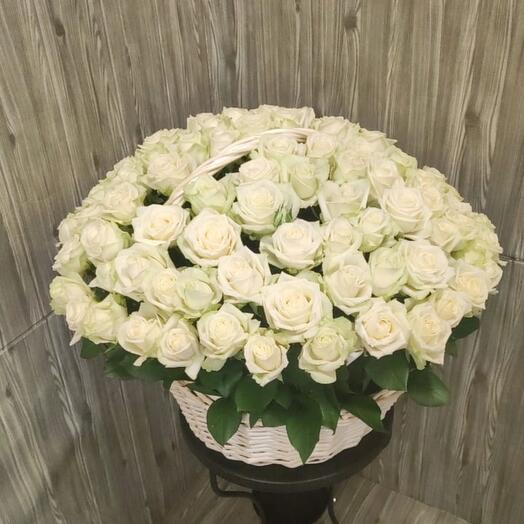 101 rosas blancas en una canasta