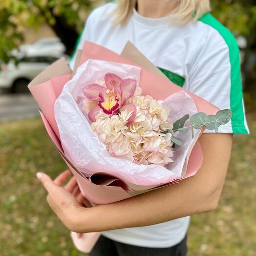 Ramo de complemento con orquídea y Hortensia en paquete de diseño