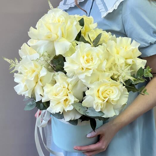 Пышная композиция из французски роз 9 шт в коробке с эвкалиптом «Безе»