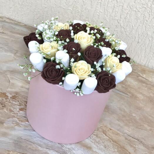 Шикарный букет из белого и молочного шоколада