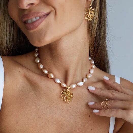 Колье из розового жемчуга с подвеской