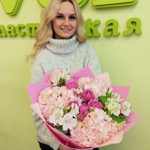 Букет💐 из гортензии т пионовидых роз