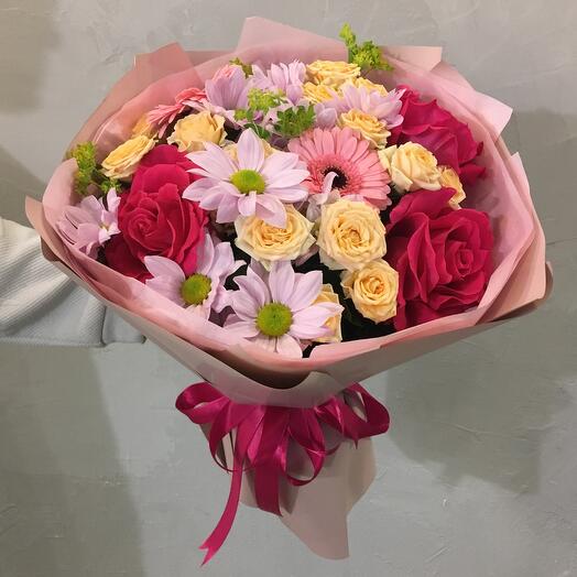 Букет с яркими розами