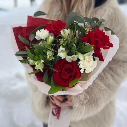 Букет из ажурных роз, диантусов и альстромерий