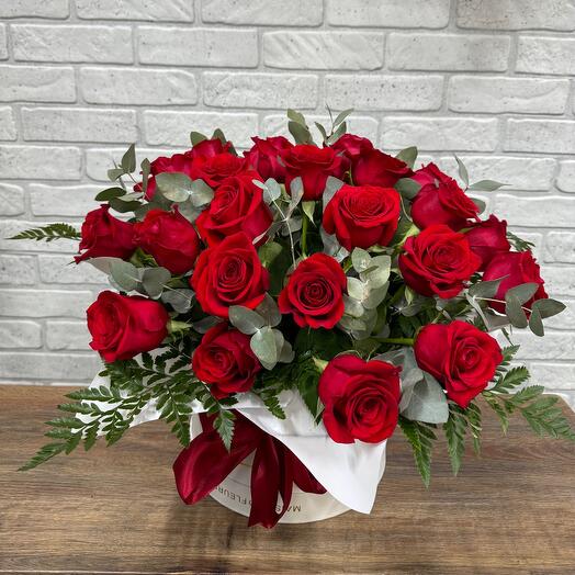 Красные розы в коробке