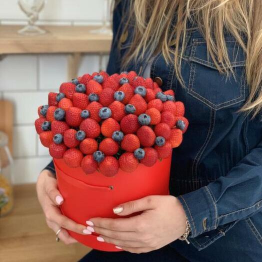 Шляпная коробка с клубникой и голубикой