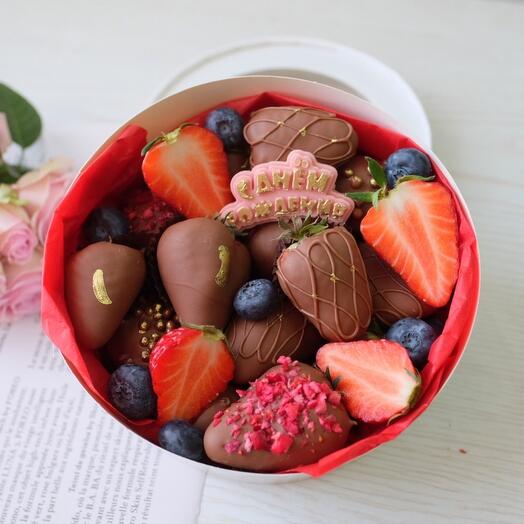 Набор из клубники в шоколаде с днем рождения, круг М
