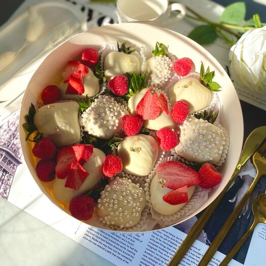 Клубника в шоколаде с малиной в белом шоколаде