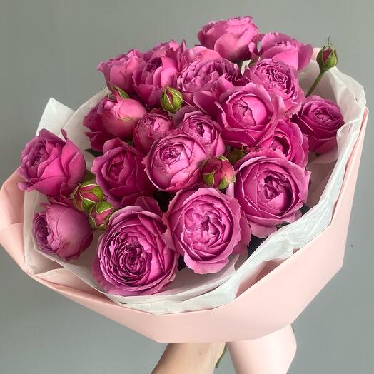 Rosas arbustivas en forma de peonía en el ramo "Mystery"