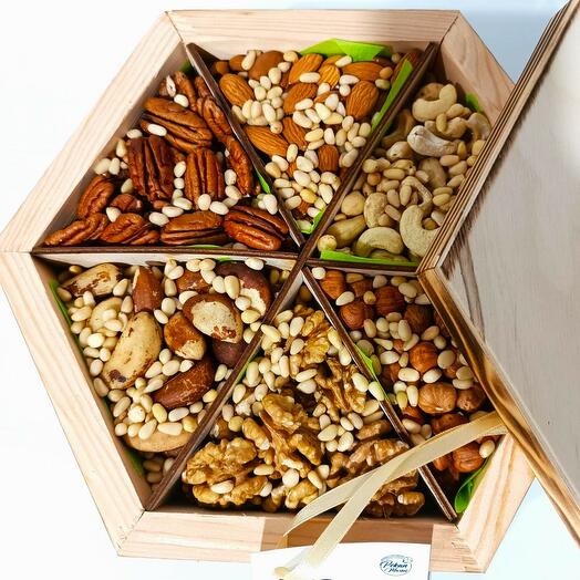 Caja de madera con nueces
