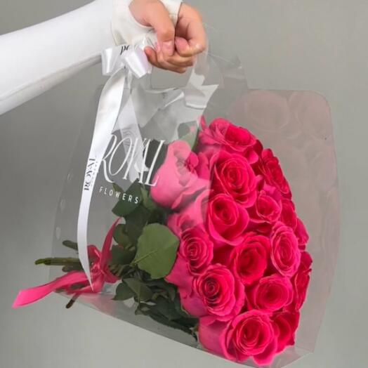 Малиновые розы в стильной переноске
