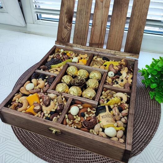 Ящик из орехов и сухофруктов