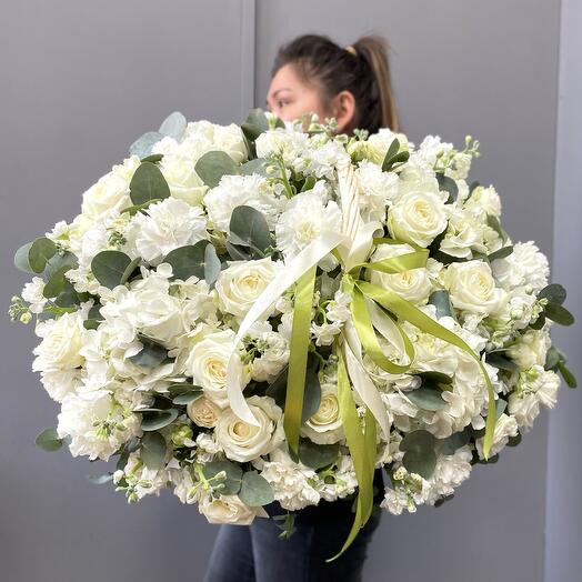 Корзина с красивыми белыми розами, ароматной маттиолой и диантусами🌸(00030001000200040005)