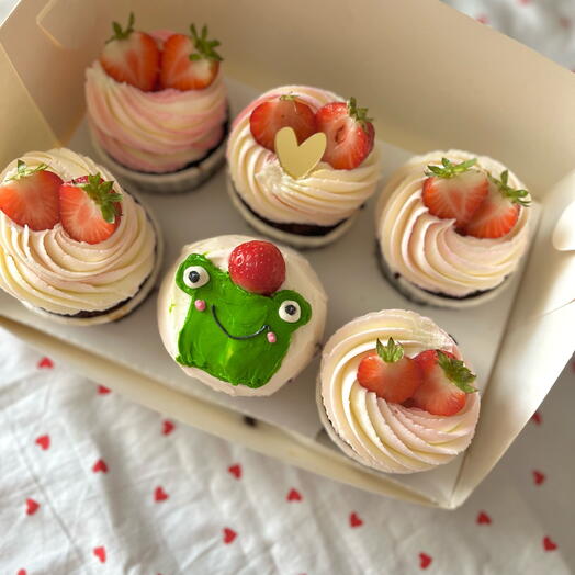 Капкейки сникерс со свежей клубникой