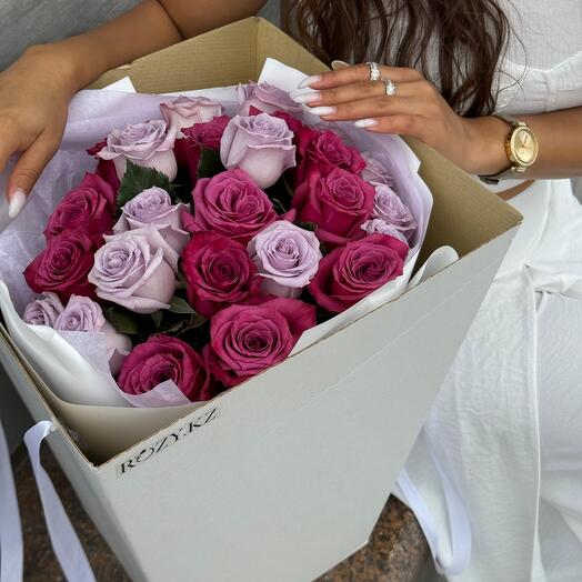 25 фиолетовых роз микс в удобной переноске