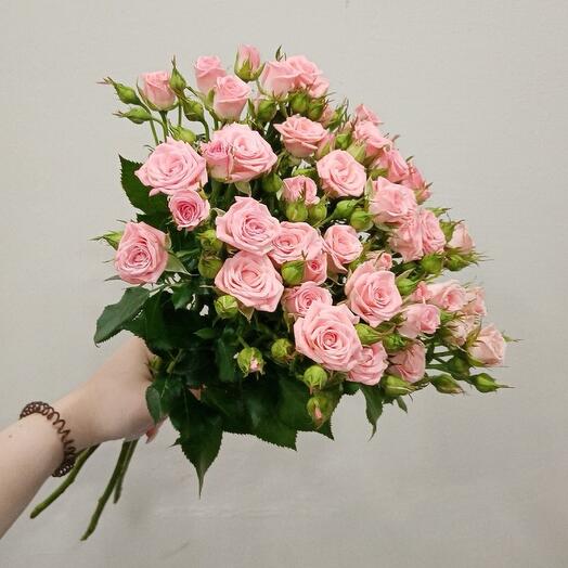 Букет из розовых кустовых роз, 7 штук