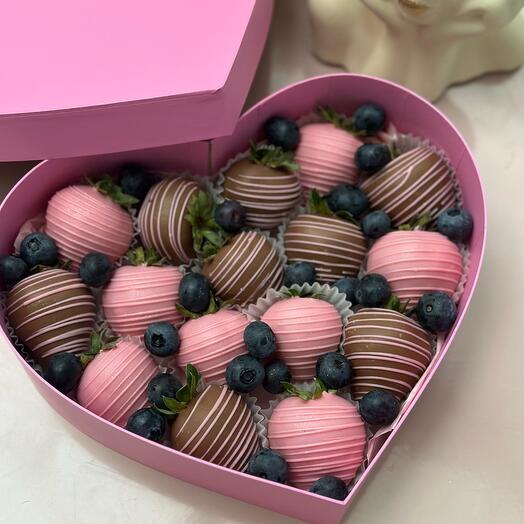 Fresa en chocolate en una Caja de corazón ♥️