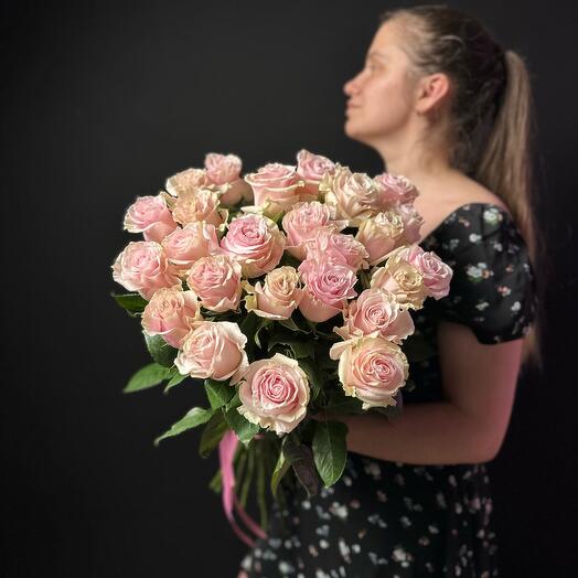 25 розовых роз
