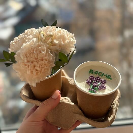 Цветы в коробке + cake to go на 8 марта