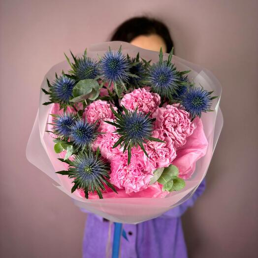 Авторский букет из розовых диантусов с эрингиумом. Букет Scandi Flora 157