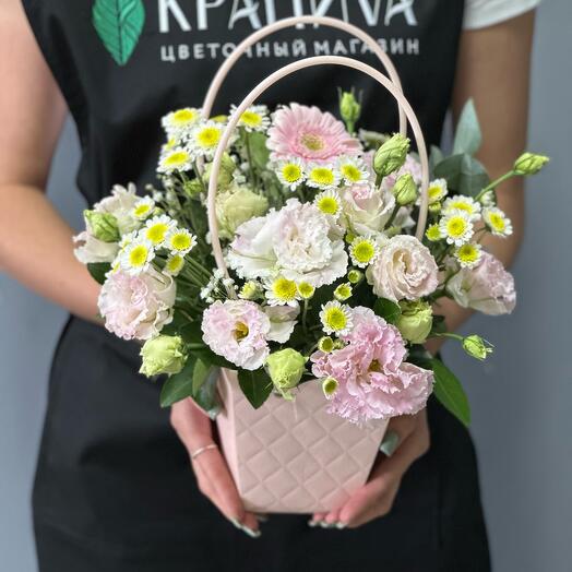 Корзина с нежными цветами