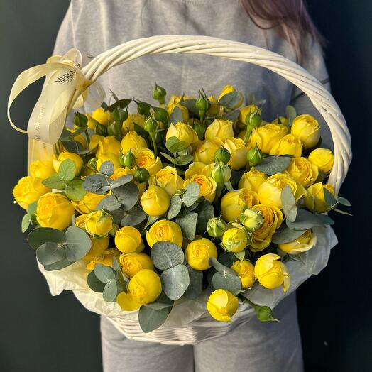 Корзина с кустовыми пион розами