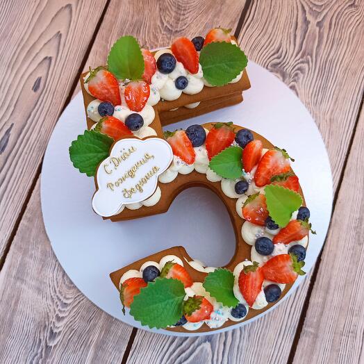 Торт цифра пряничный с клубникой и свежими ягодами 1,3кг