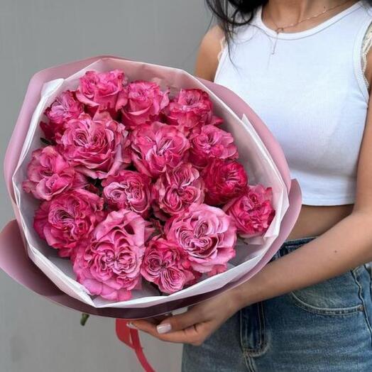 Bouquet of peony-shaped roses (Ecuador)