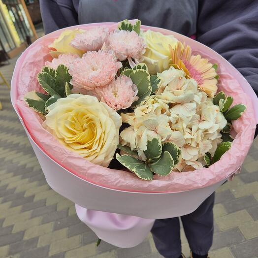 Нежный микс с гортензией и розами для мамы