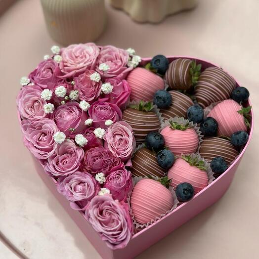 Цветы в коробке с клубникой в шоколаде