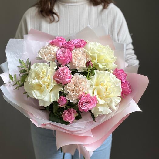 Нежный букет французские розы , диантус, кустовые пионовидные розы