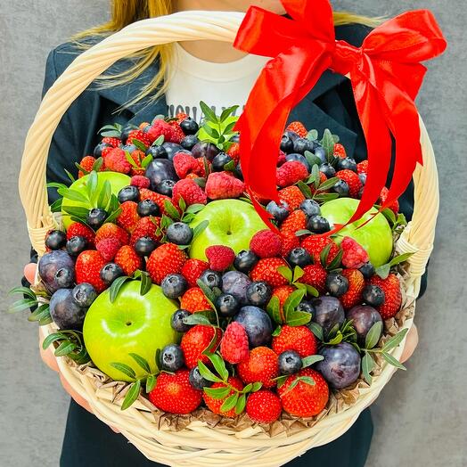Фруктовая корзина с клубникой, яблоками