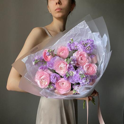 An elegant bouquet of ranunculus and mattiola