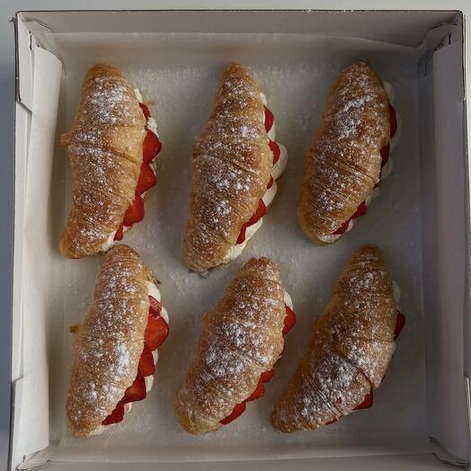 Круассаны с кремом маскарпоне и клубника